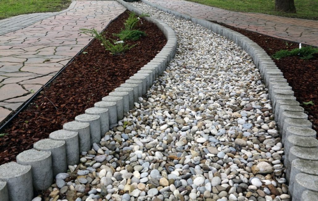 Комбинированная дорога из каменных плит, органического материала и гравия с цементным бордюром