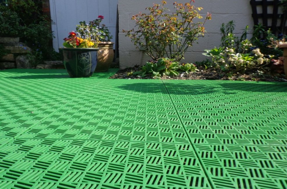 Плитки из зеленого пластика гармонично впишутся в окружающий ландшафт