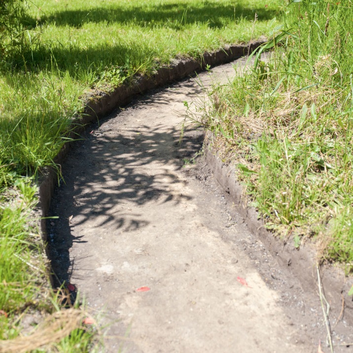 Подготовка траншеи. Ее глубину рассчитывают исходя из высоты спилов с запасом 6-7 см.
