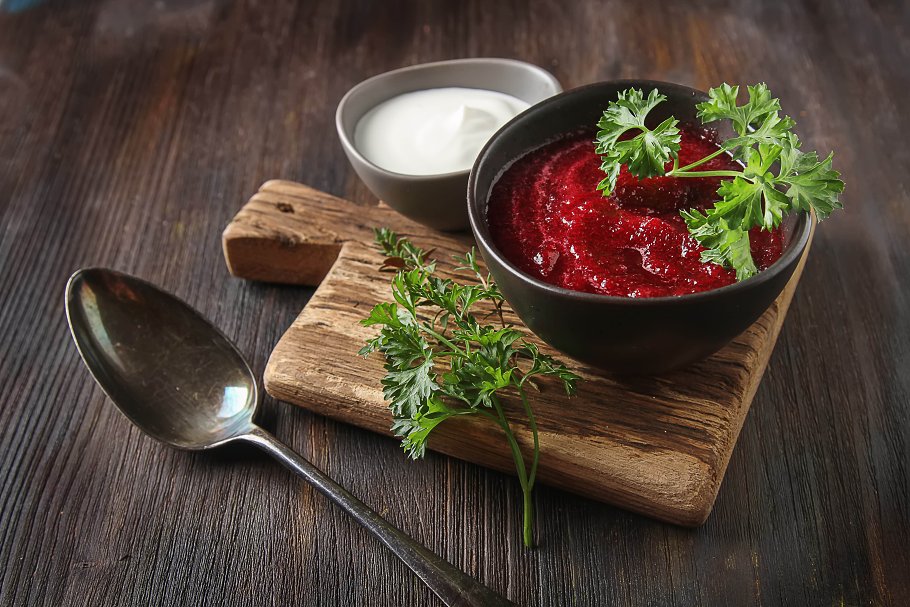 свекольник в тарелке