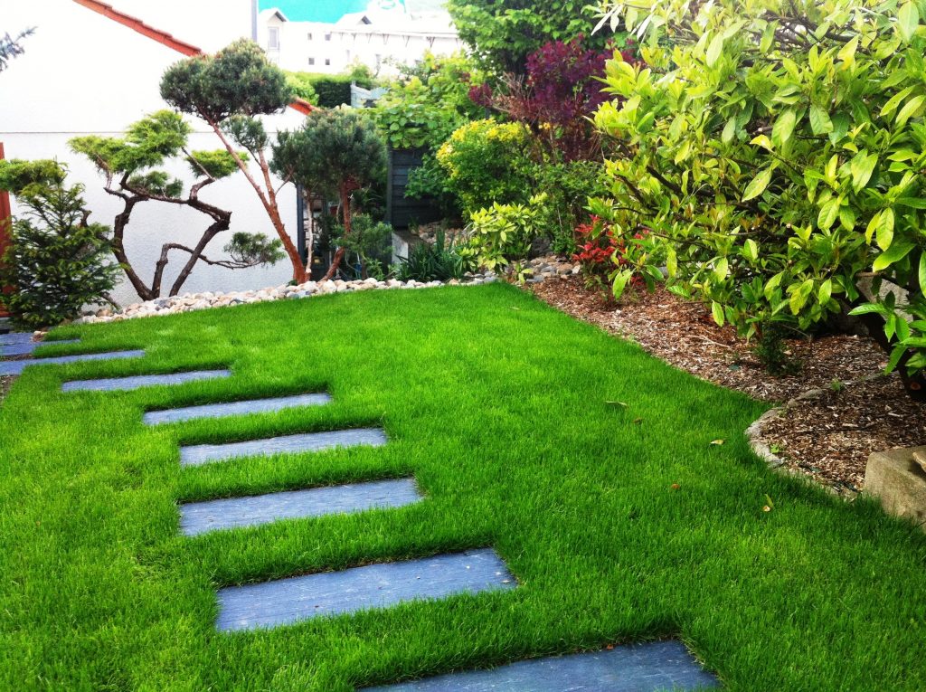 Красиво смотрятся тропинки с зелёными швами.