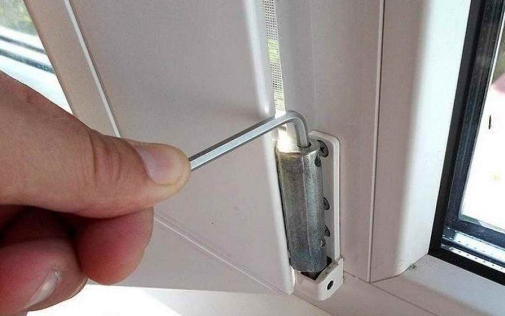 Однако, пока гарантия на ПВХ не окончилась, лучше не экспериментировать самостоятельно, а пригласить мастера, который наладит окошко на правильную работу, как хороший настройщик – музыкальный инструмент