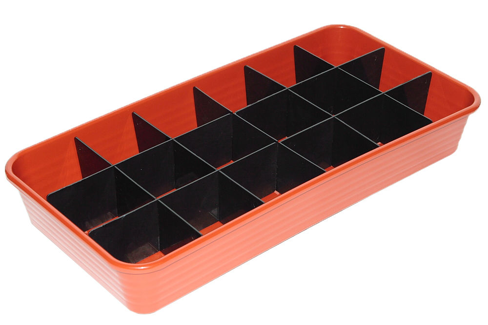 Подготовленную землю насыпать в ящик для рассады.