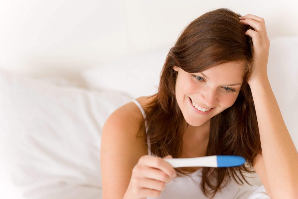 женщина и тест на беременность 
