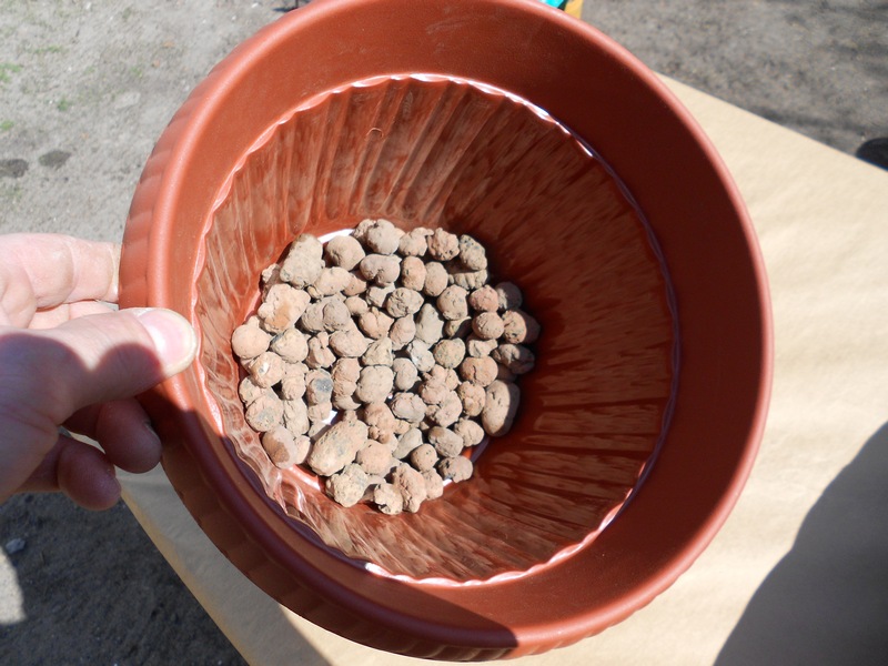 Для того чтобы из грунта выходили излишки воды, нужно сделать дренаж.