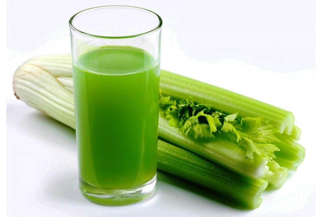 Сельдерей обладает сильным ароматом, который может отразиться на вкусе молока или снизить лактацию