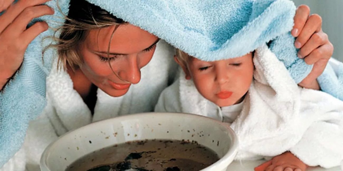 мама с ребенком делают ингаляцию шалфеем