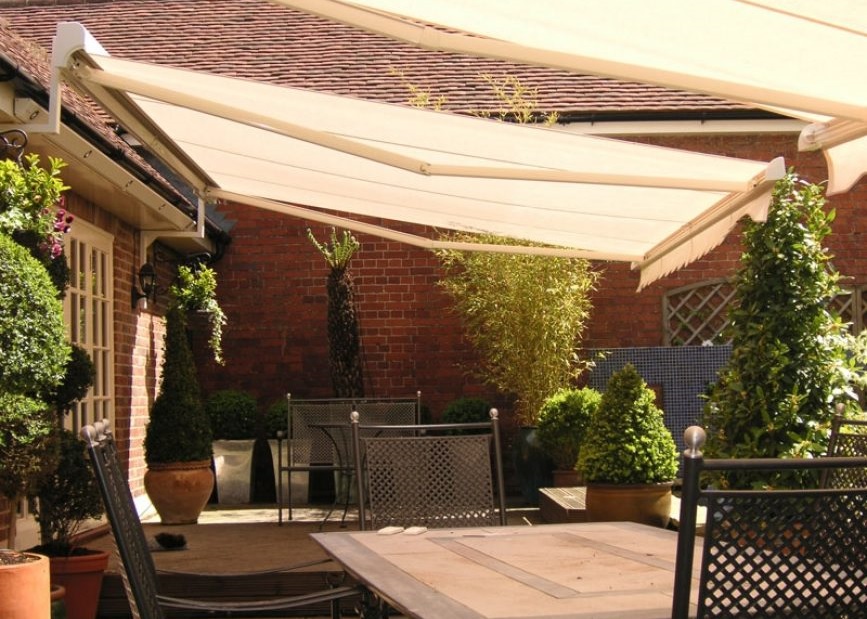 Легкий светлый навес не утяжеляет пространство