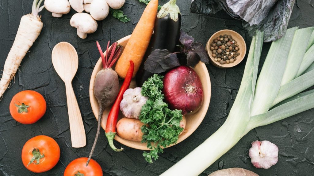 В тени деревьев можно выращивать зелень и корнеплоды