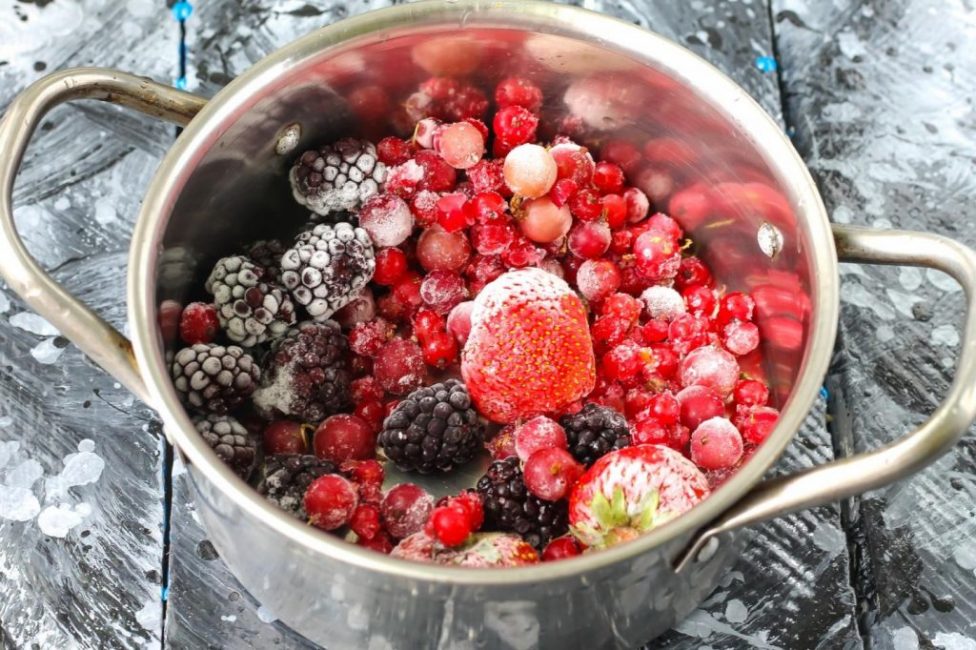 Замороженная ягода – отличный компонент для изготовления компота зимой