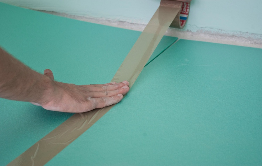 Листы подложки соединяют между собой скотчем