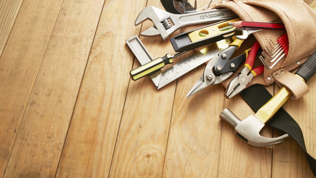 Чтобы изготовить "замысловатую" полку нужно приобрести допонительные инструменты