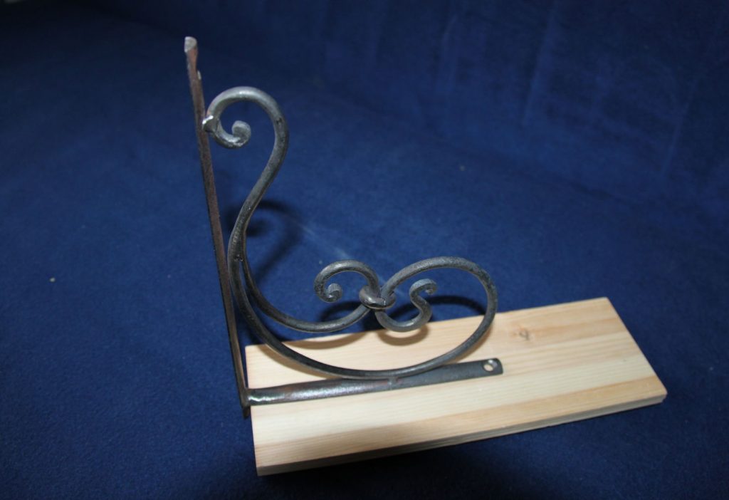 Кованный кронштейн из прутка