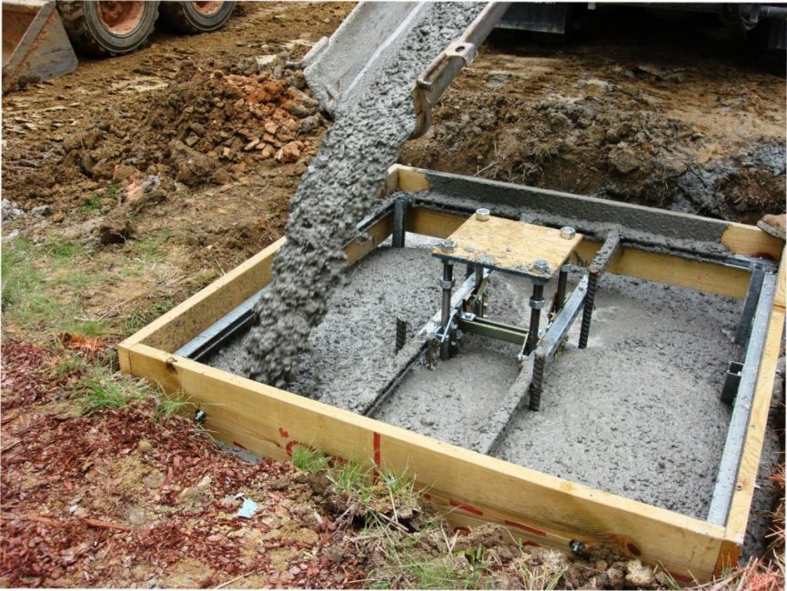 Заливка фундамента для постройки будки из бетона