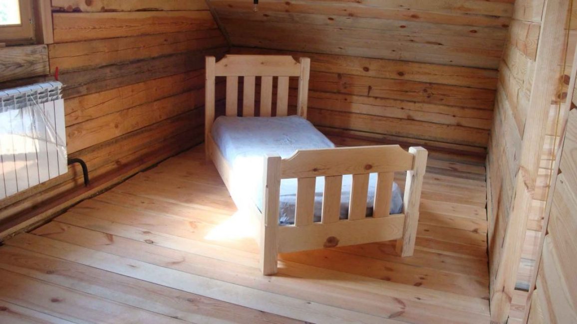 Небольшая кровать из дерева