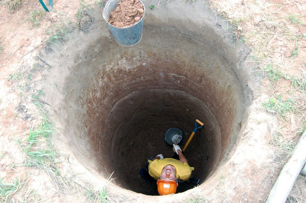 В среднем глубина шахтного колодца составляет 5-12 м