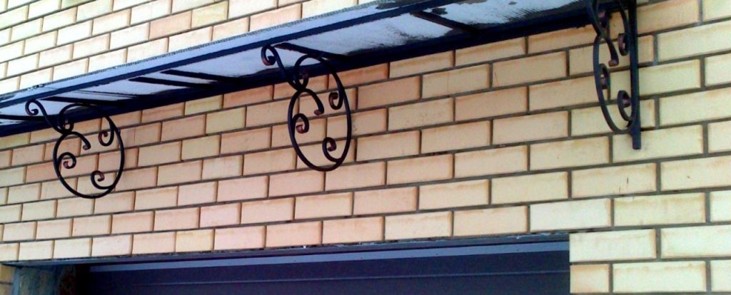 Навес над входом в гараж