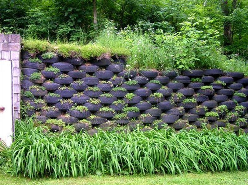 Изгородь из колес от автомобиля