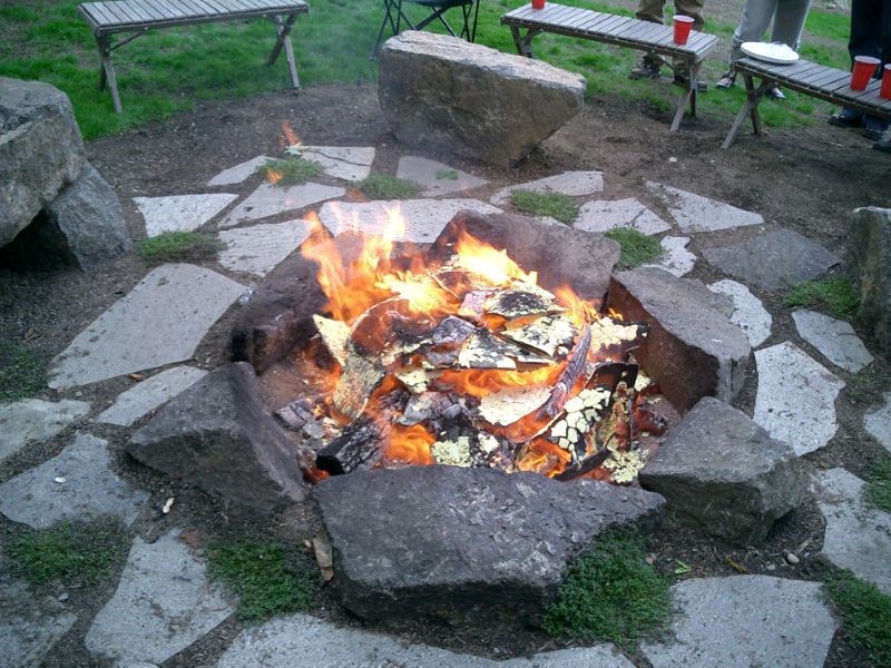 Удачное расположение кострища на ровной местности