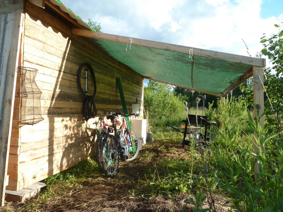 Навес, пристроенный к сараю