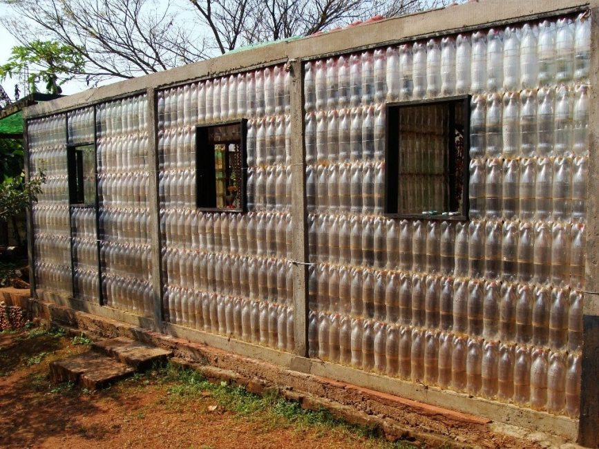 Ограда из пластиковых бутылок