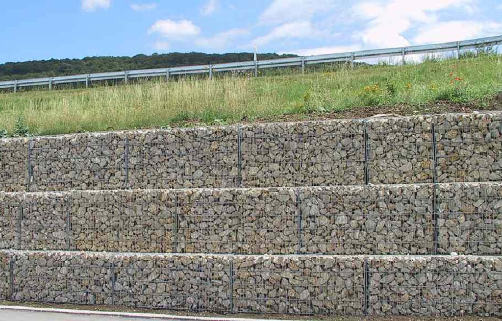 Сварная система вида "Джамбо", укрепляющая насыпь автомагистрали