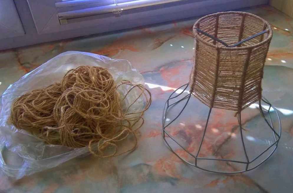 Абажур из ниток и металлического каркаса