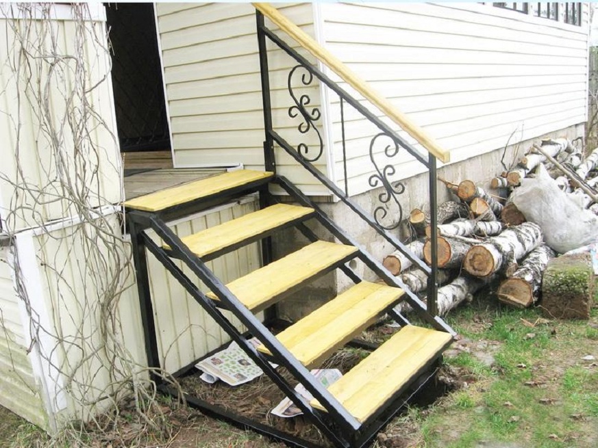 Перила на лестнице можно сделать только с одной стороны