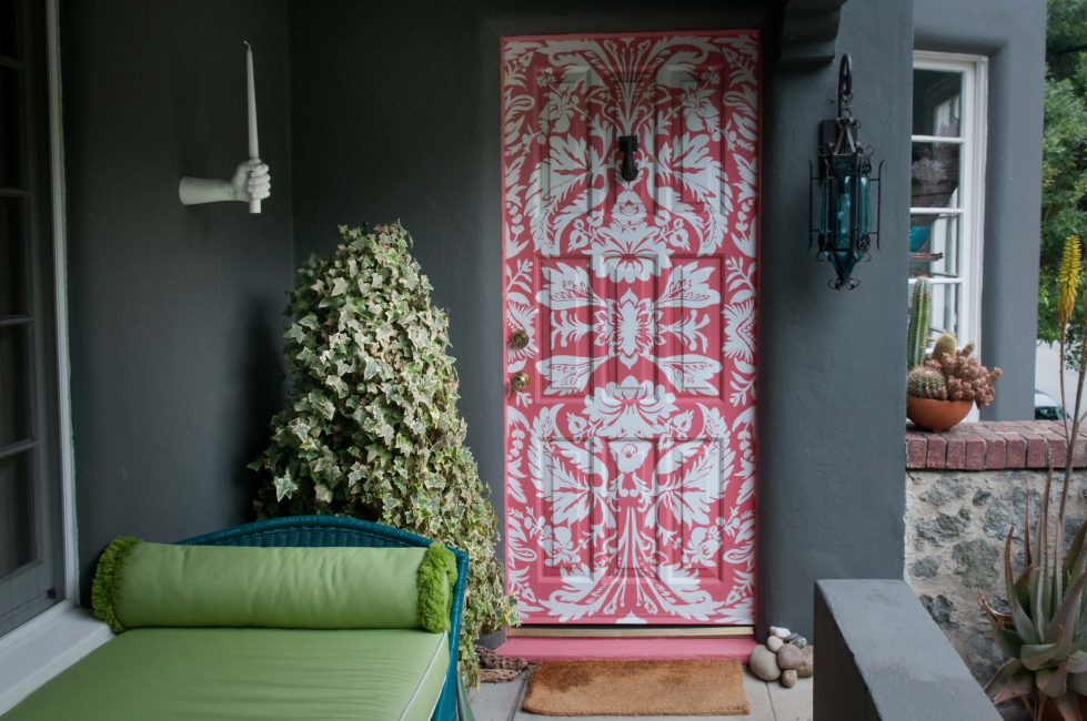 Трафаретная покраска дверей выглядит необычно и стильно