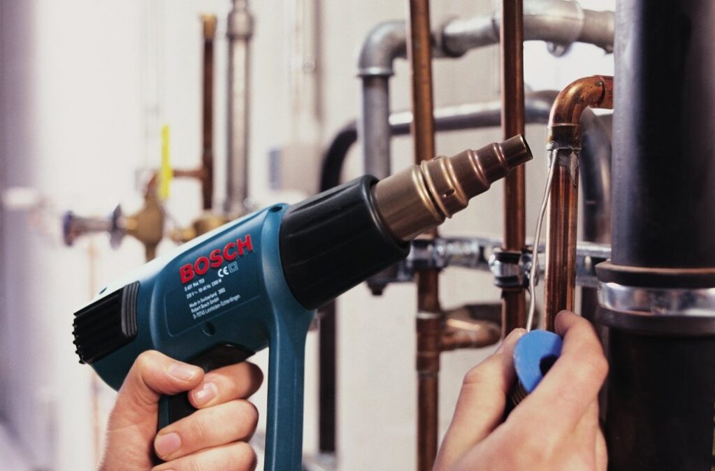 Работа строительным феном