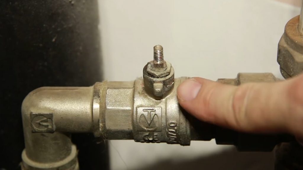 Намертво заклинил шаровой кран? Просто следуйте нашей инструкции Выступ на ручке и упор на теле крана