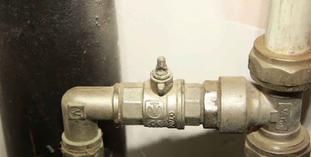 Намертво заклинил шаровой кран? Просто следуйте нашей инструкции Нужно открутить гайку и снять ручку