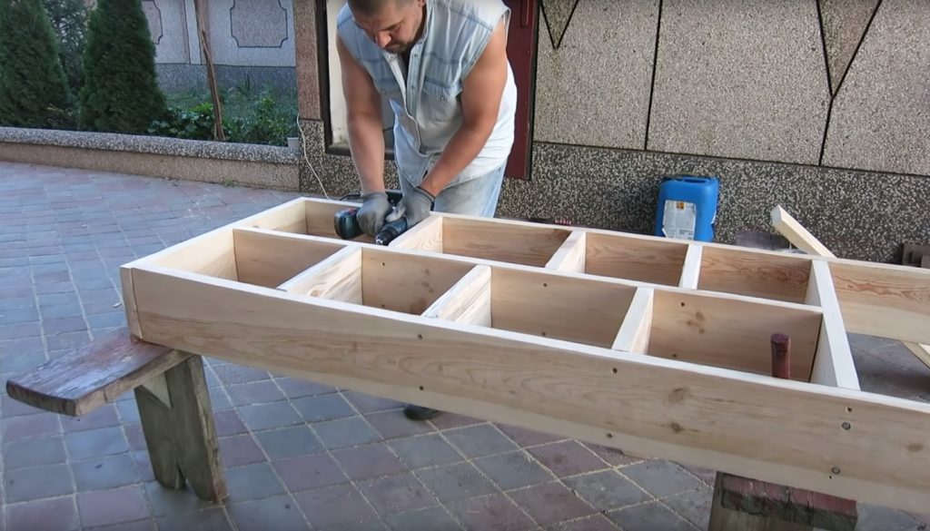 Полностью готовая конструкция стеллажа