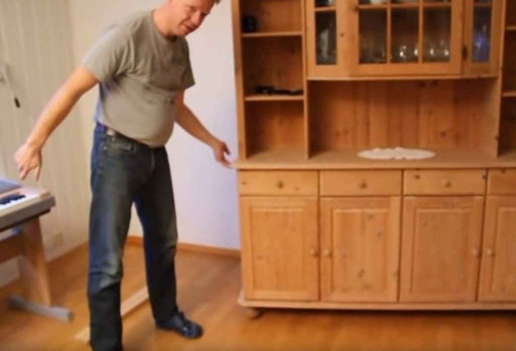 Как поднять шкаф после сборки. Передвигаем мебель по линолеуму. Тяжелый шкаф. Двигать мебель. Шкаф передвигают.