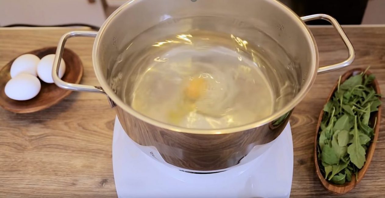 Закручивание яйца в воронке
