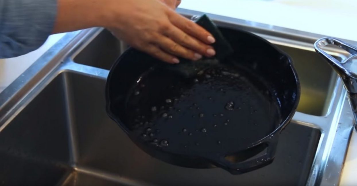 При этом желательно промыть сковороду при помощи обычной кухонной губки