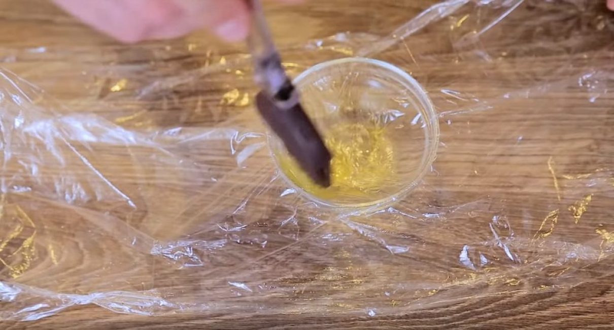 Смазывание плёнки в пиале оливковым маслом
