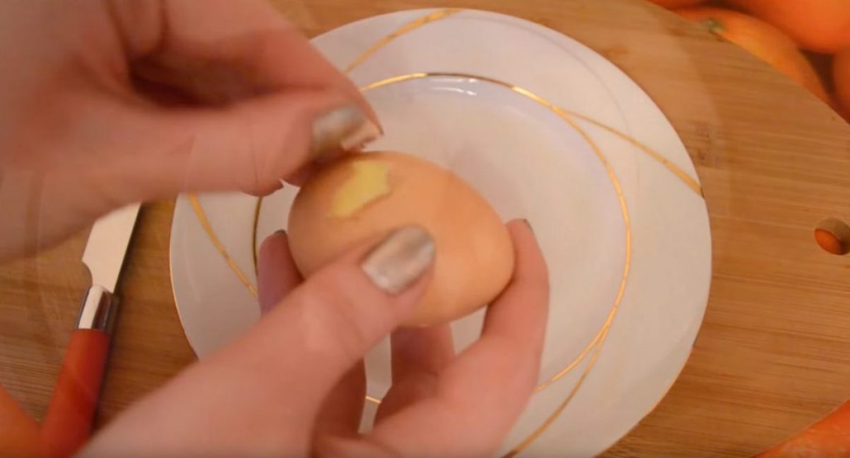 Очистка яйца от скорлупы