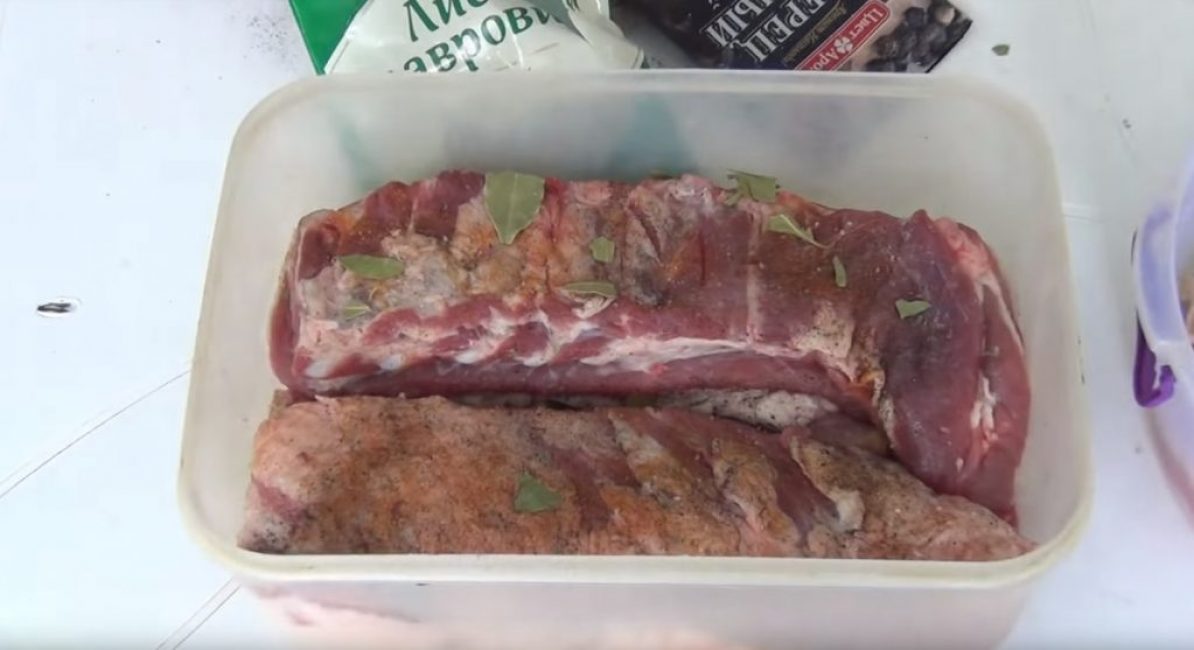 Готовое мясо оставляют в холодильнике для окончательной просолки