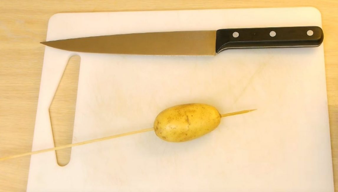 Картофель на разделочной доске