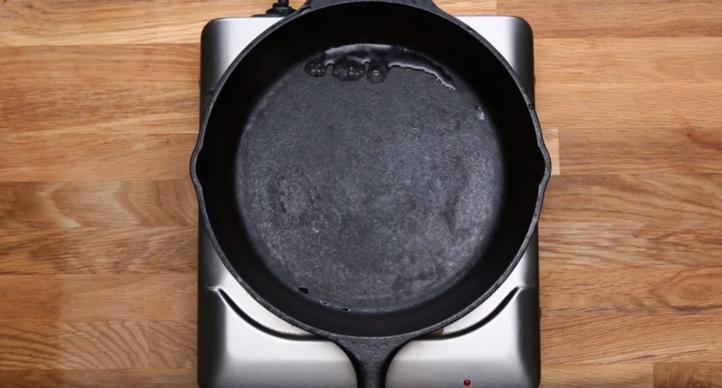 Лучше всего сделать это способом, описанным ранее – при помощи нагрева пустой сковороды