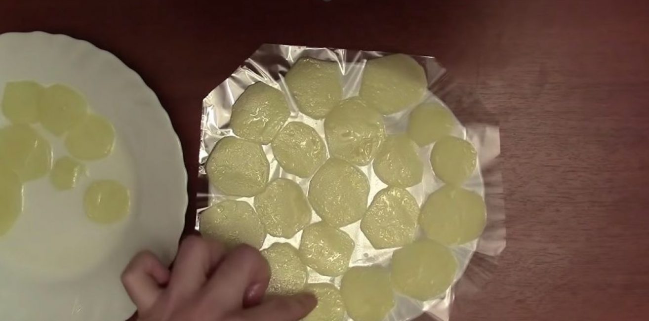 Картофельные ломтики укладываются на тарелку в один слой