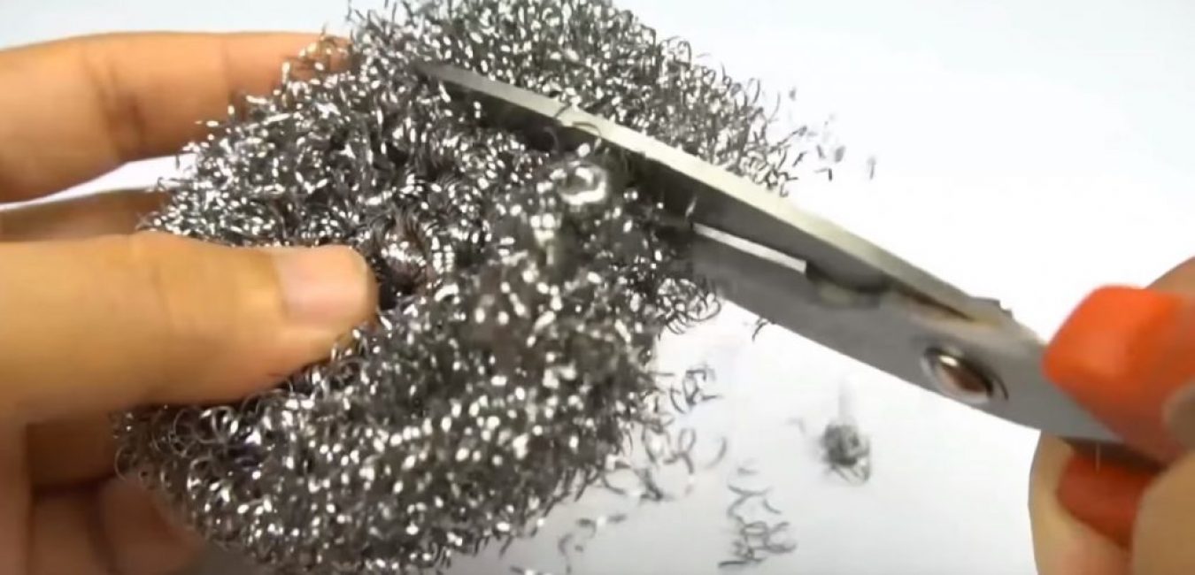 Ножницами делают надрезы металлической губкой