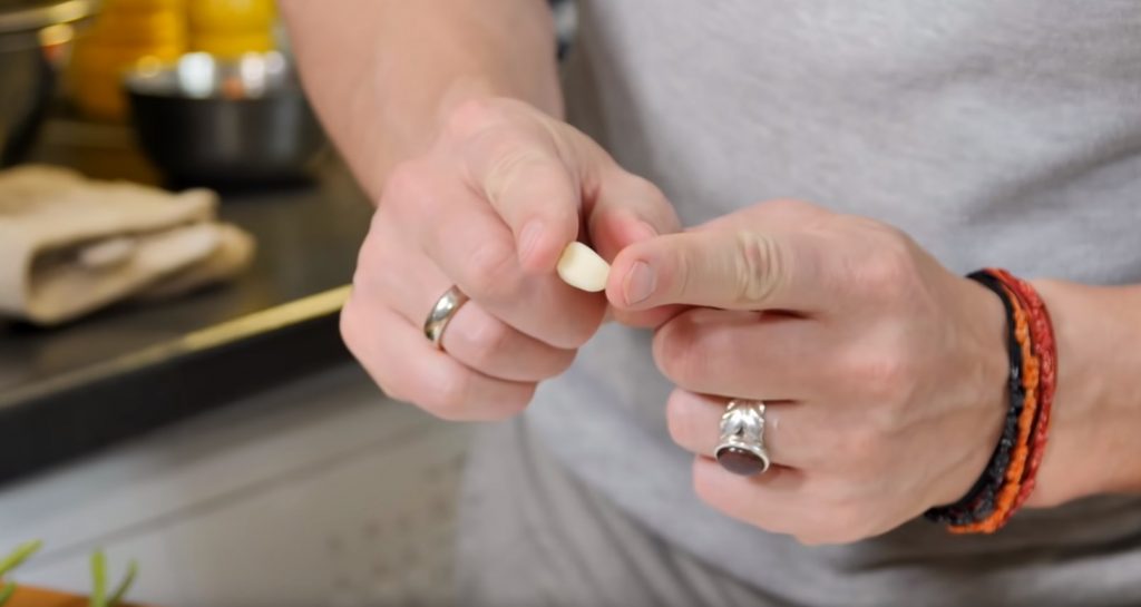 Зубчик чеснока для соуса должен быть небольших размеров