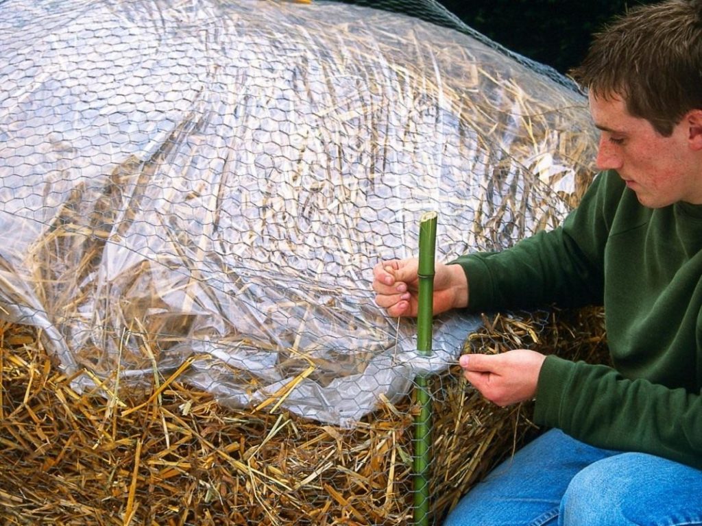 Использование плёнки при укрытии соломой