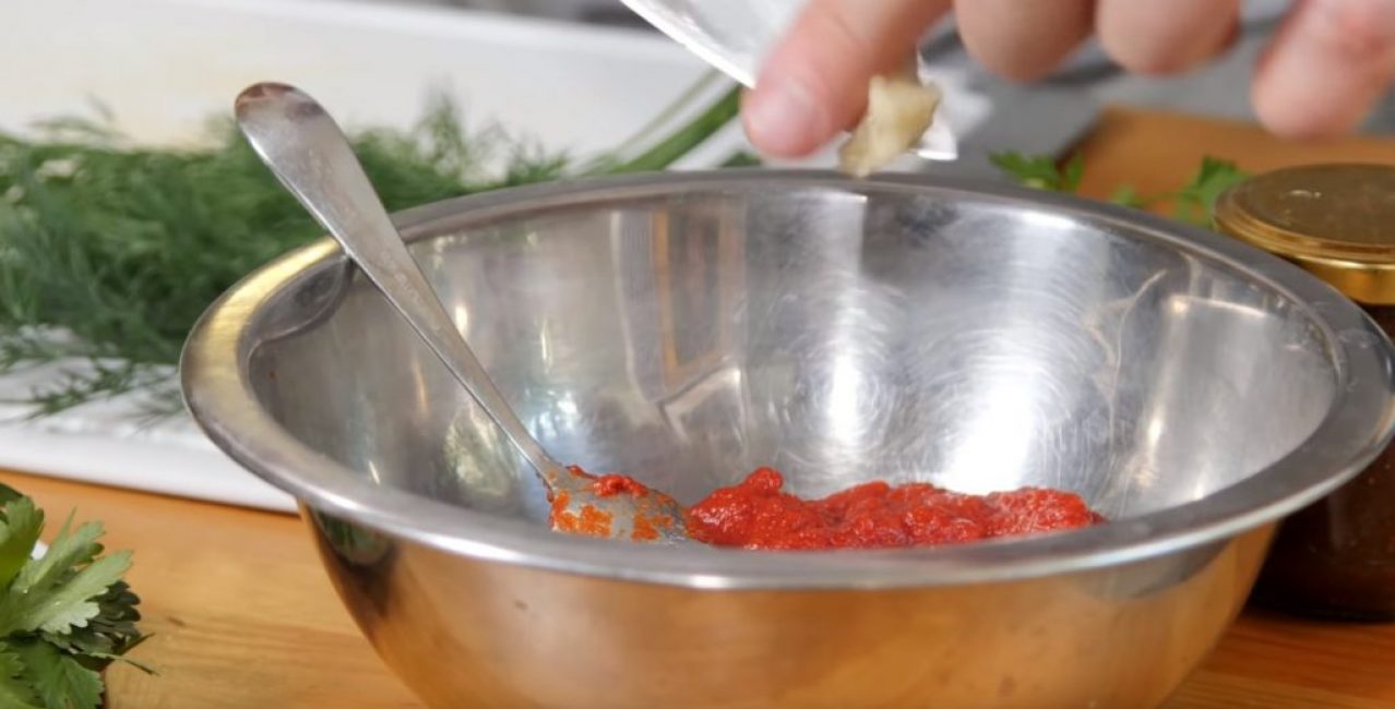 Чеснок добавляют в томатную пасту