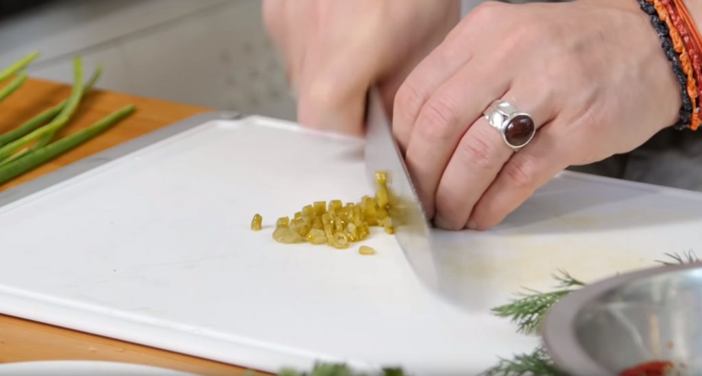 Вначале маринованный перец следует мелко нашинковать