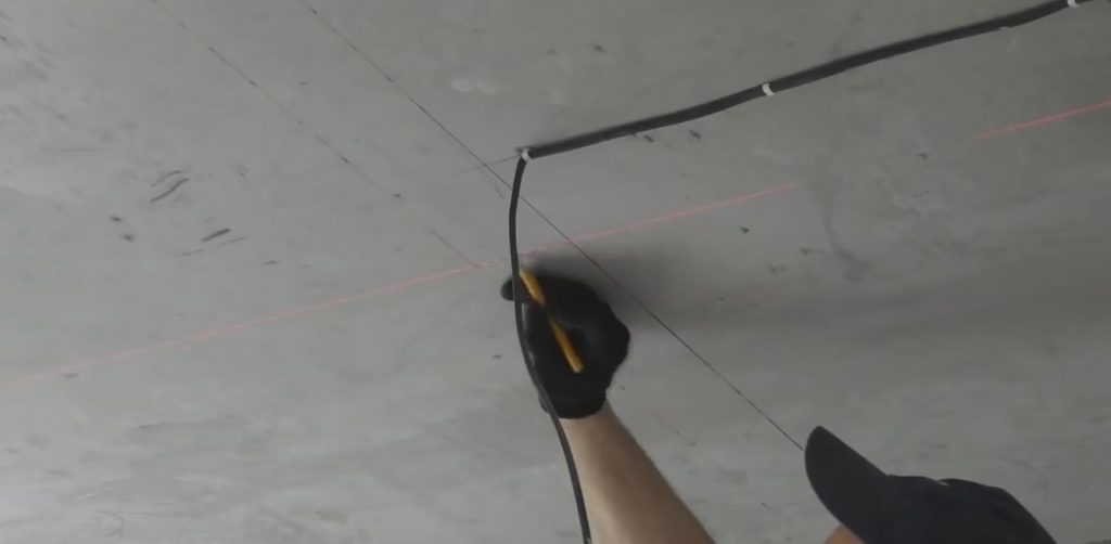 Обычно такие места отмечают пунктирной линией