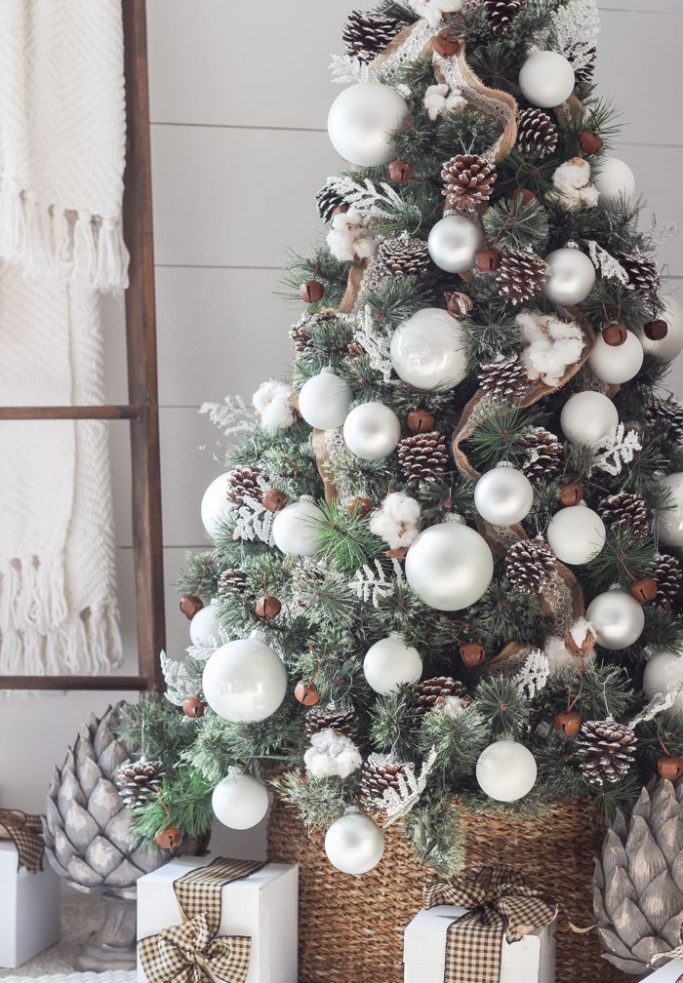 Хлопок, шишки и белые игрушки – беспроигрышный декор для спокойной атмосферы