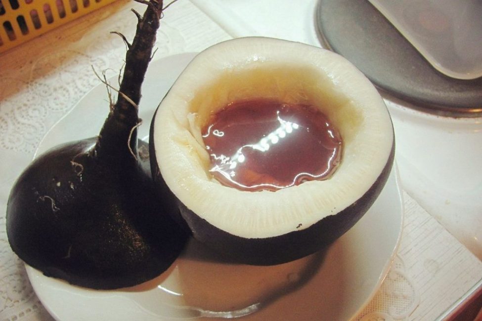 Смесь сока чёрной редьки с мёдом, хранящаяся в корнеплоде
